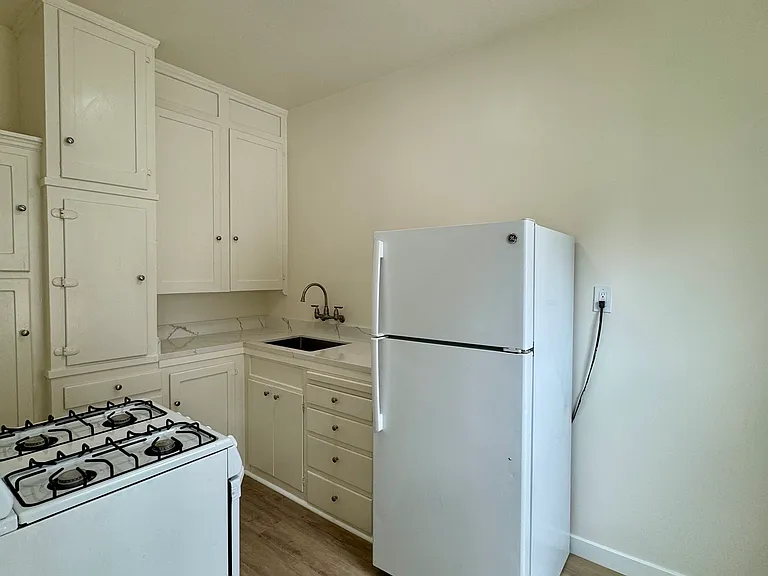 121 N La Peer Dr #6 — Photo 5