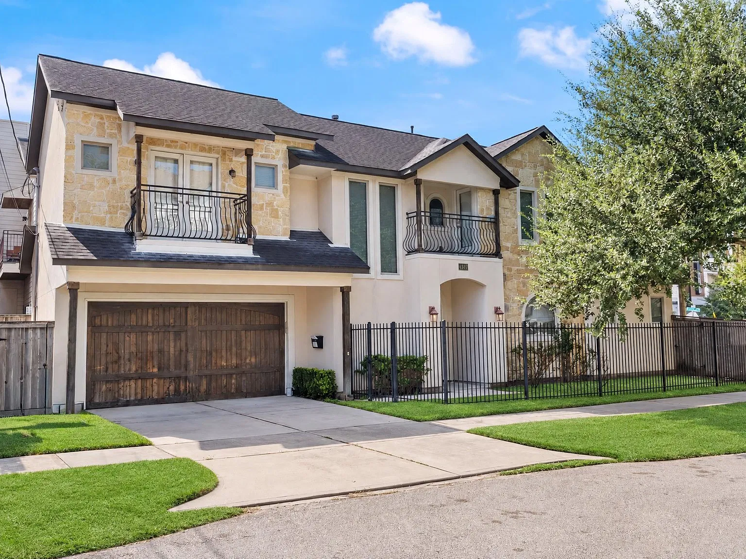 3 bed, 3.5 bath, 2604 sqft, $3,700 — Photo 1
