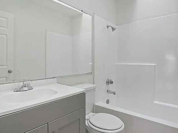 5th image of 23850 Suncrest Ave