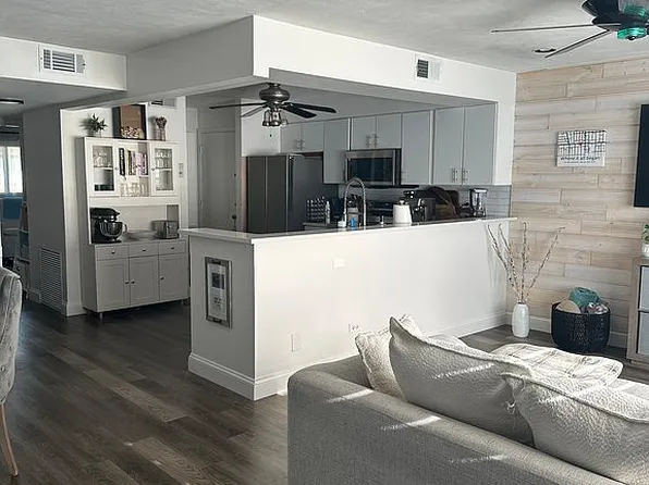 9618 W Higgins Rd APT 3A, Rosemont, IL 60018