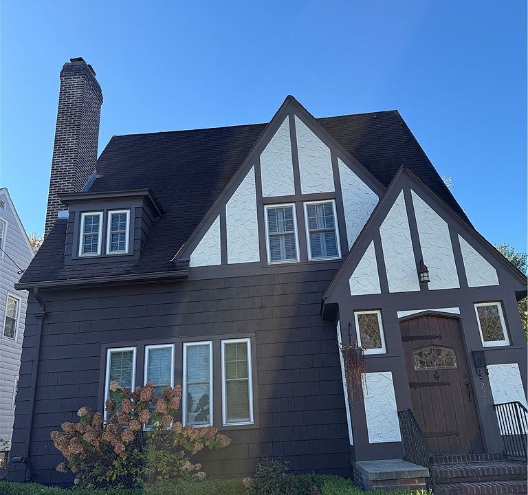 1st image of 2219 Douglas Cres