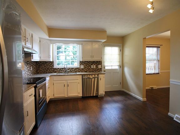 3rd image of 4076 Forsythe Dr