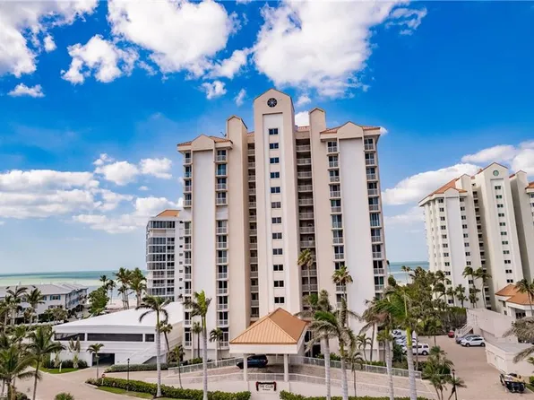 40 Seagate DR #202A, NAPLES, FL 34103