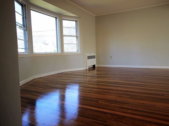 4th image of 4 Birchwood Dr W