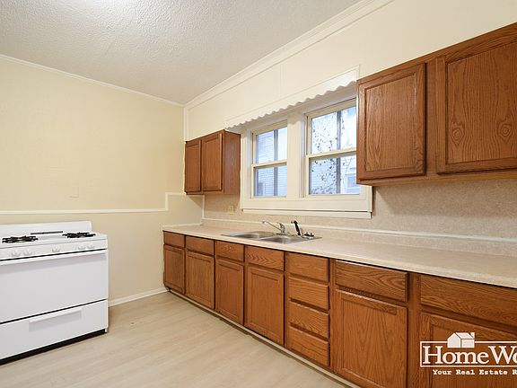 4th image of 682 W Lexington Ave