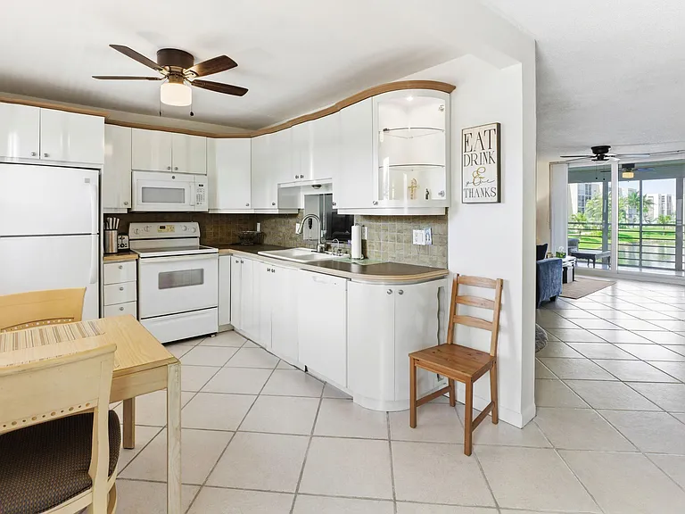 1024 SE 5th Ave #202 — Photo 4