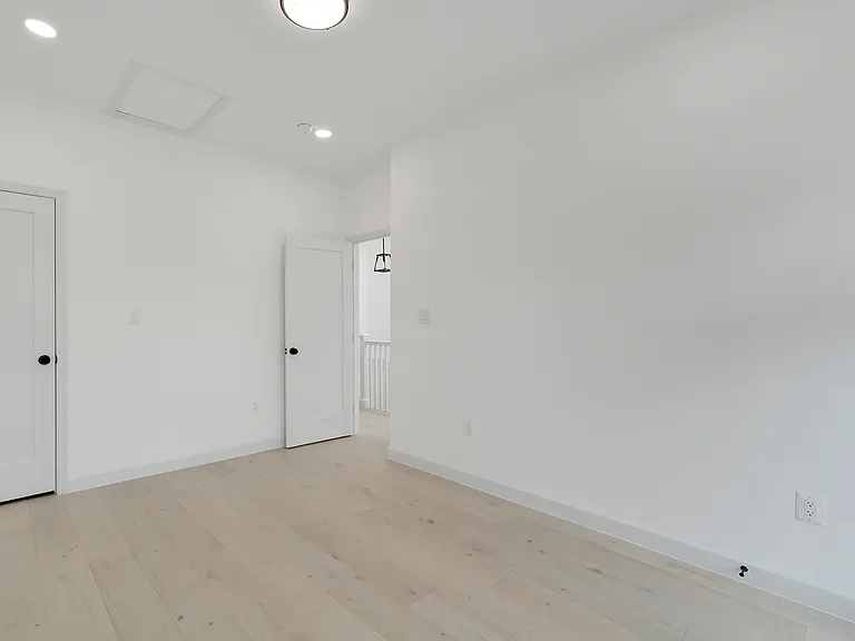 913 L St NE — Photo 31