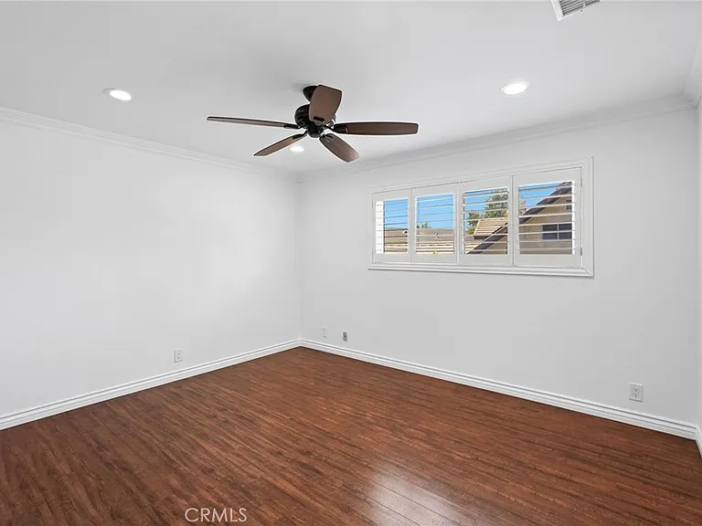 10811 Des Moines Ave — Photo 35