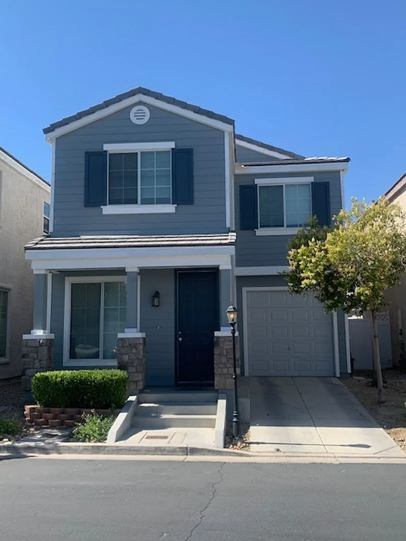 Nice 2 bedroom home w/loft in Silverado Ranch $1,894/mo — Photo 1