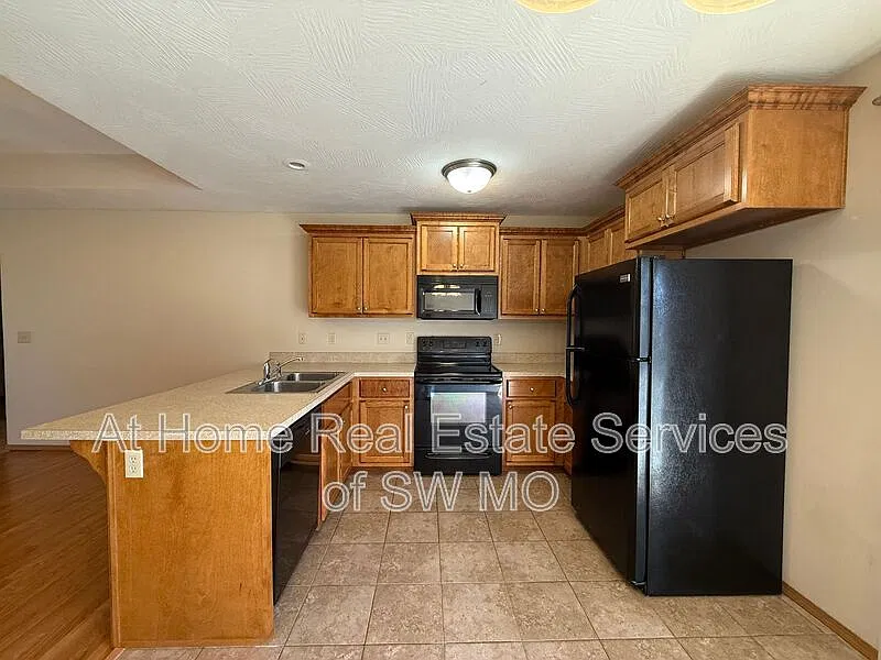3 bed, 2.0 bath, 1327 sqft, $1,330 — Photo 4