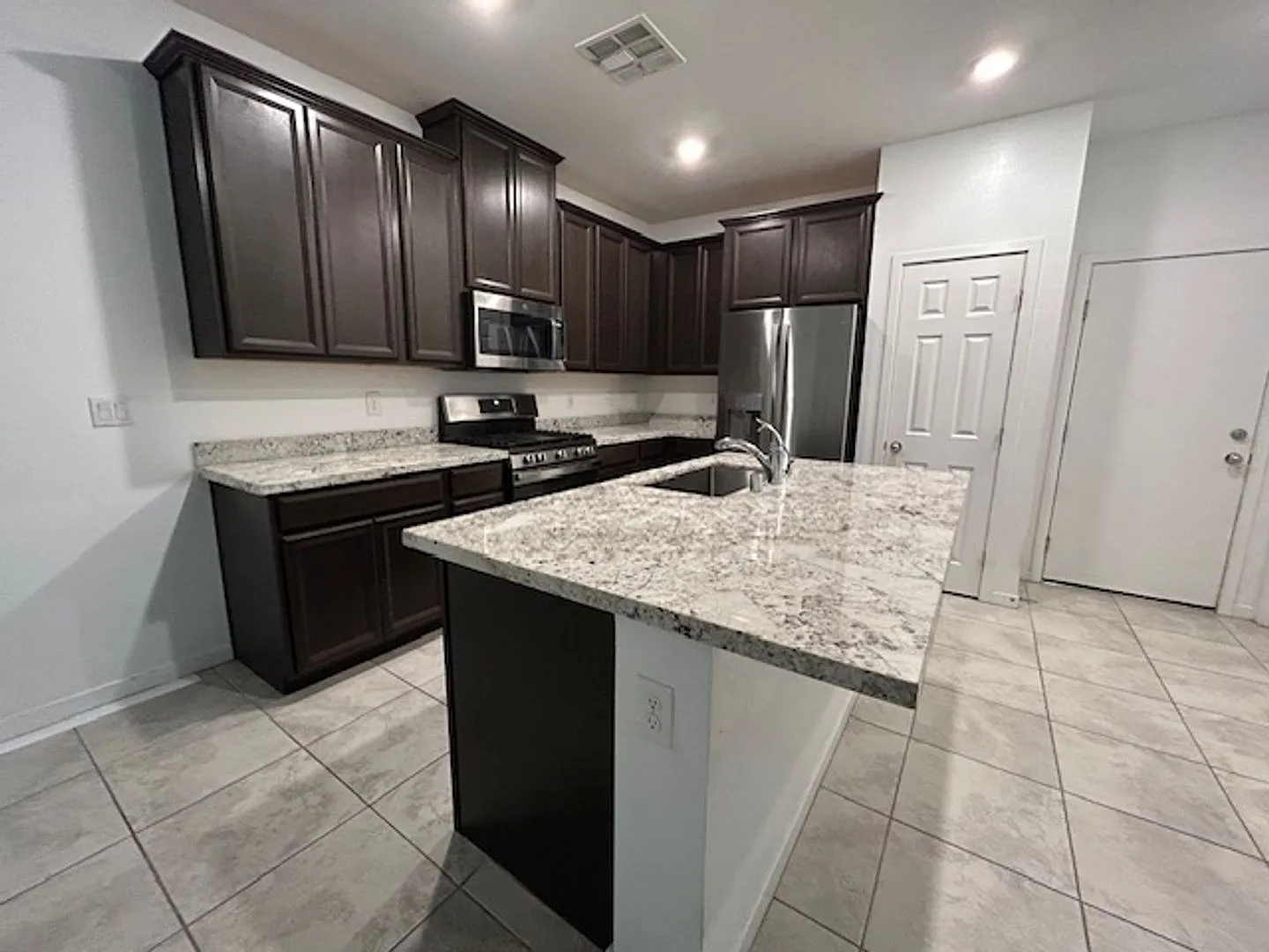 3 bedroom townhome in Henderston gated community — Photo 2