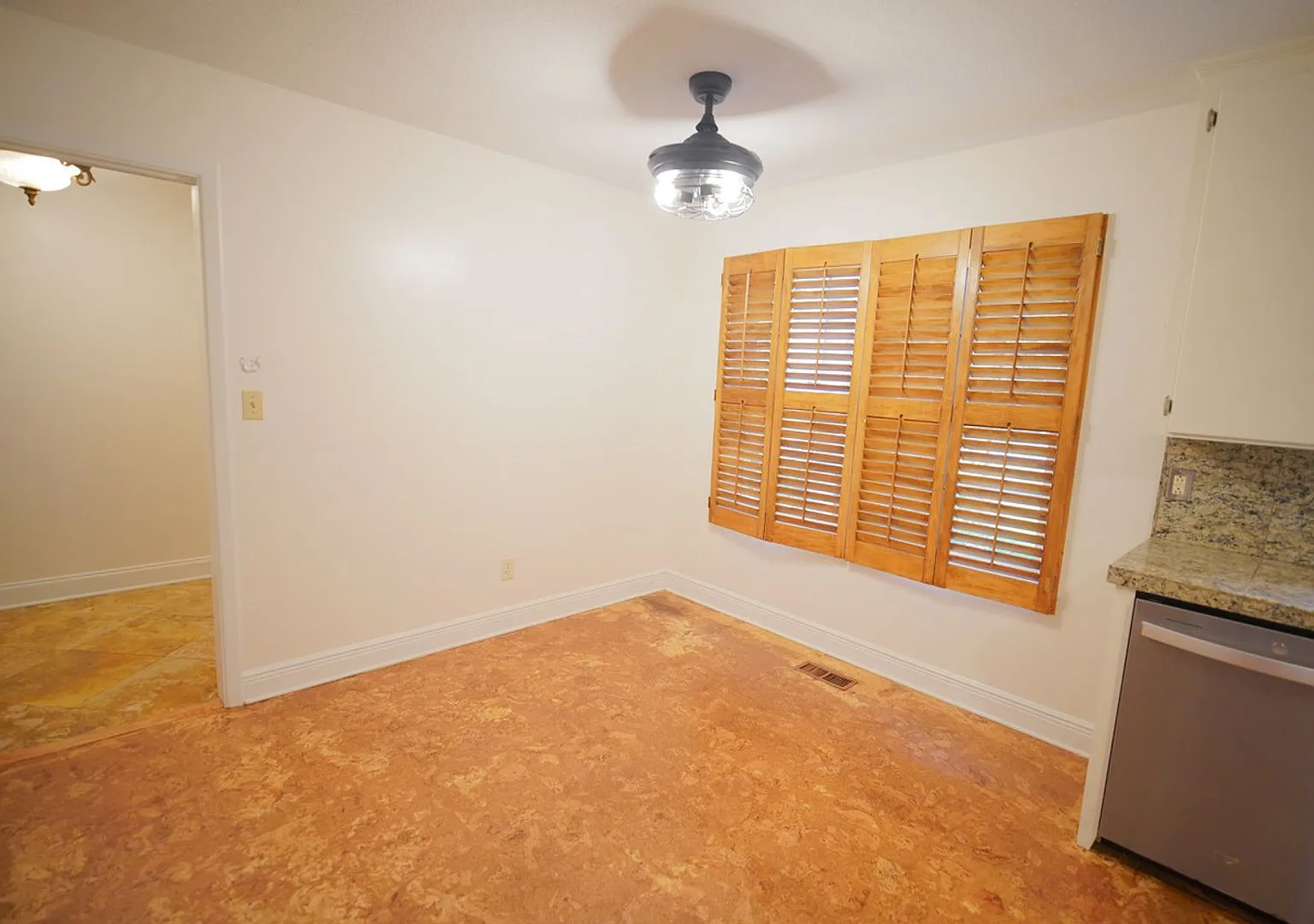 Gorgeous 4/3 Home with fenced yard and garage — Photo 4