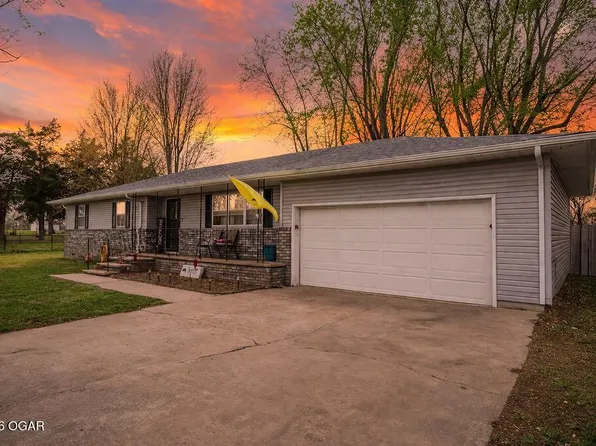 804 N 8th St, Chetopa, KS 67336