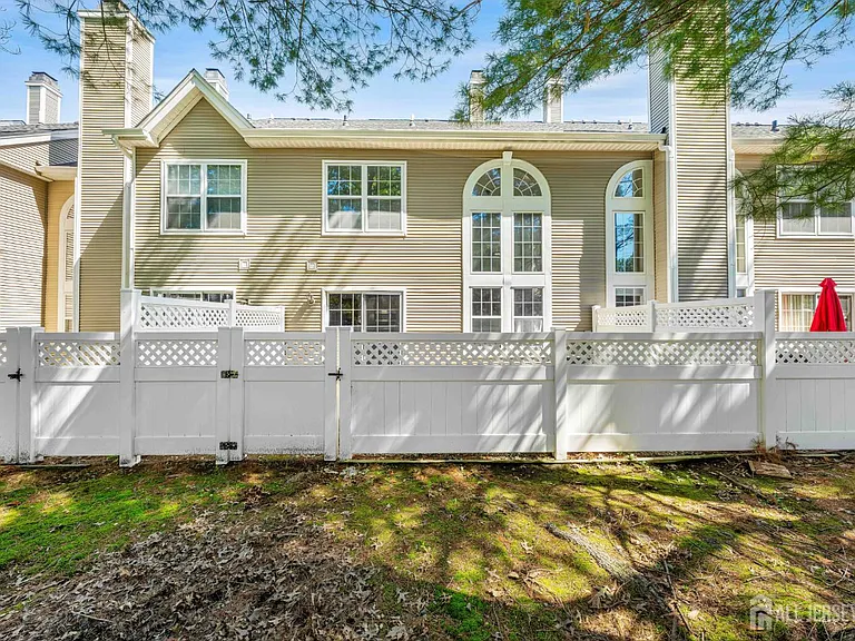 16 Lee Ct #405 — Photo 43