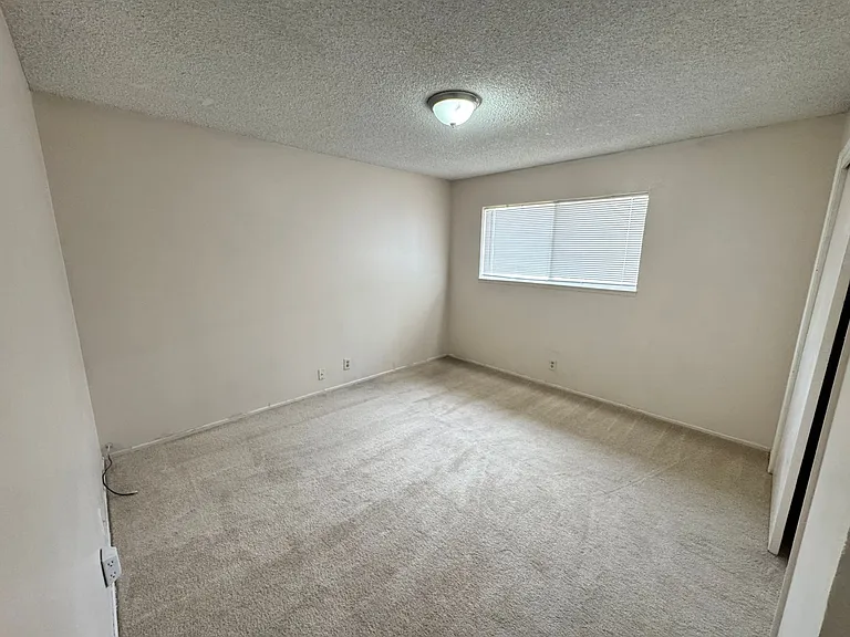 736 Commercial — Photo 7