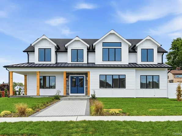 37 Star Ln, Levittown, NY 11756