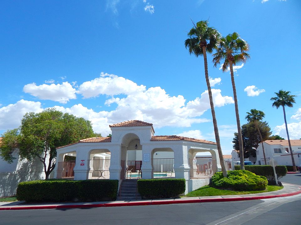 Entrance to the El Parque pools and patio