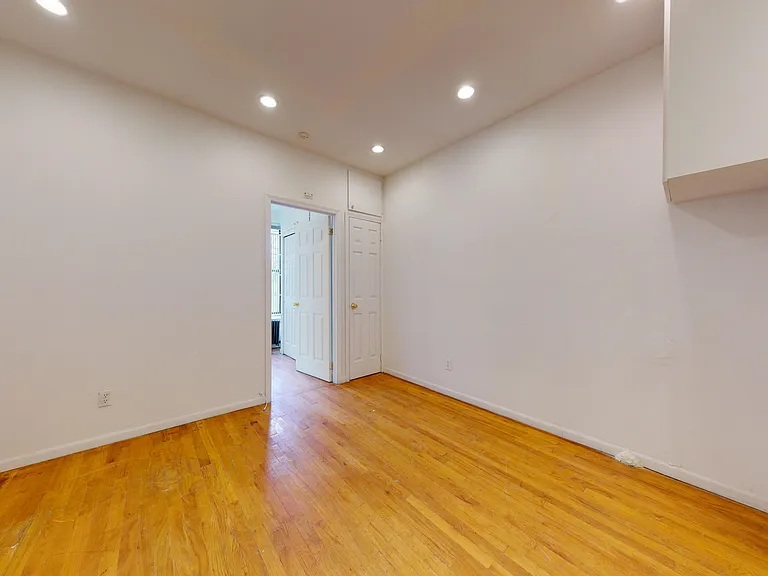 214 E 10th St #13 — Photo 6