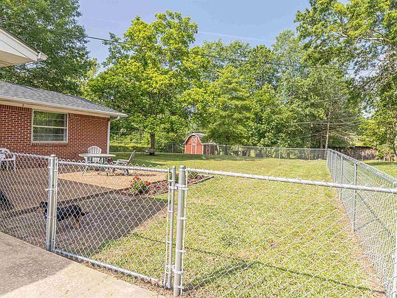 4th image of 134 Hillhurst Dr