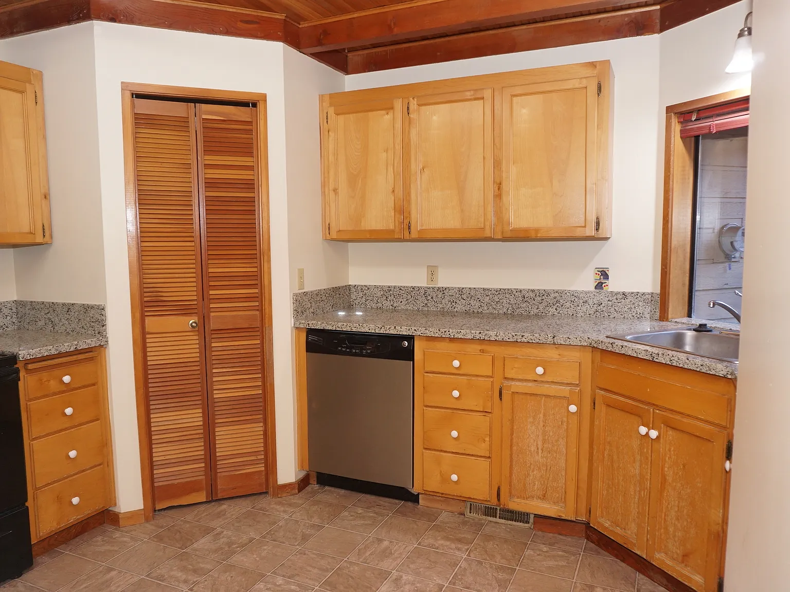 2 bed, 1.5 bath, 1205 sqft, $1,595 — Photo 2