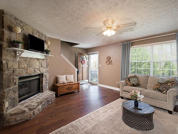 5th image of 49 W Pine Dr #137