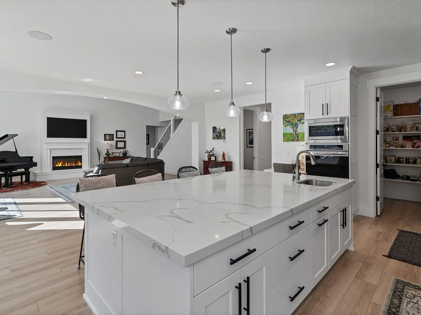 Beautiful luxury home, 3 car garage, amazing views, covered deck, oversized great room. — Photo 4