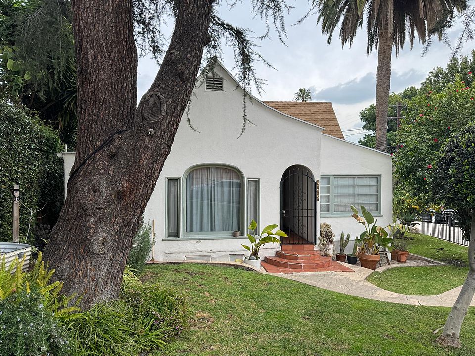 Front yard (Upper Unit front)