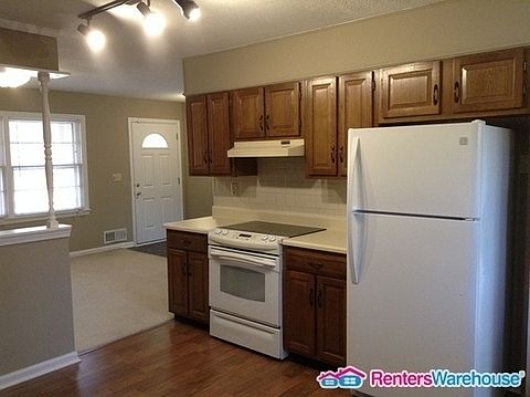 5th image of 3710 Lake Dr SE