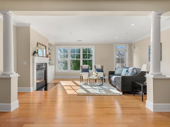 39 Intrepid Cir APT 203, Marblehead, MA 01945