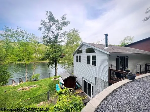 378 White Island Rd, Fairmont, WV 26554