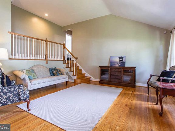 3rd image of 338 Windsor Park Ln