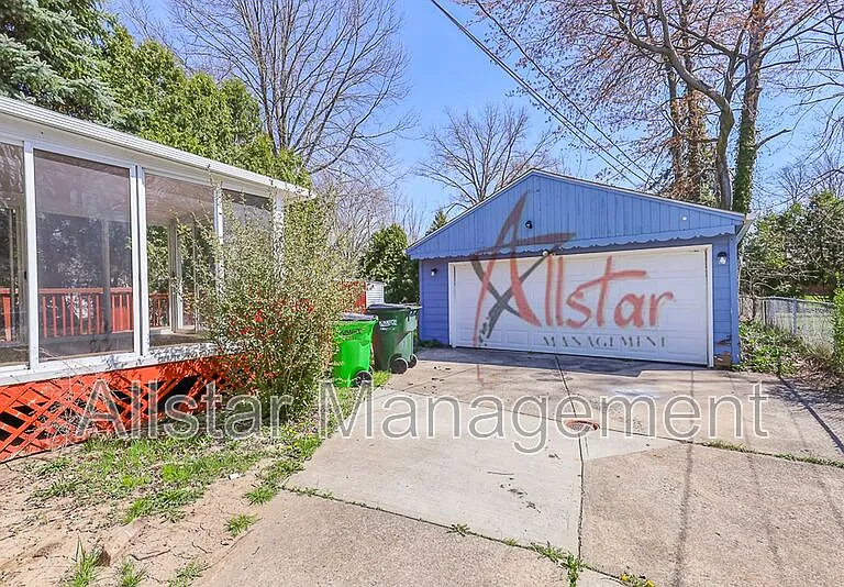 983 Clinton Ave — Photo 4