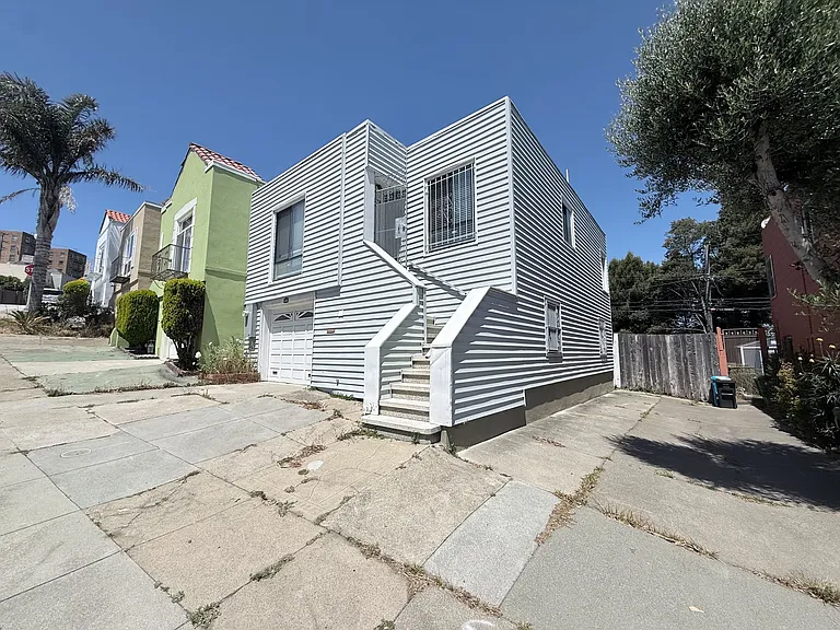 648 Sweeny St — Photo 2