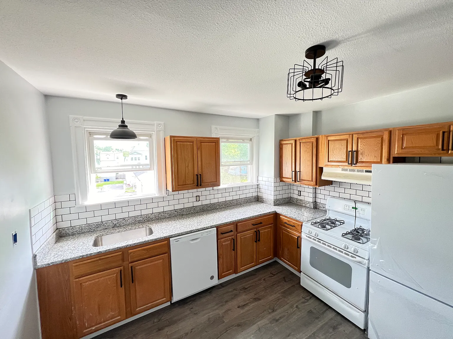 4 bed, 1350 sqft, $2,050 — Photo 2