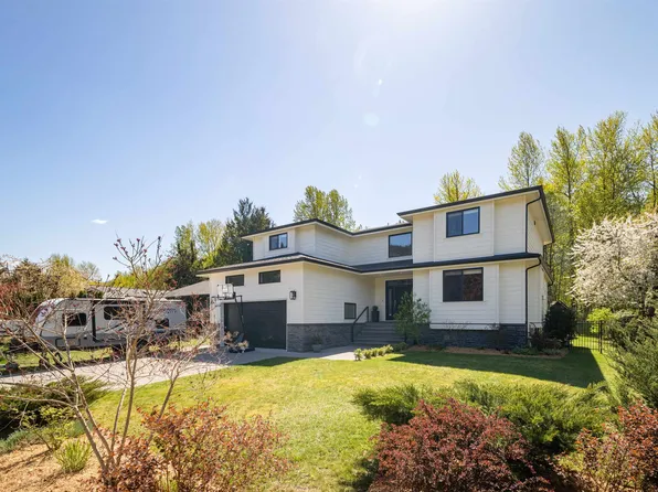 1422 Maple Cres, Squamish, BC V0M 1H0