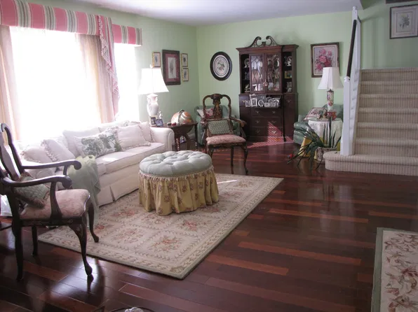 34 Fairlawn Dr, Central Islip, NY 11722