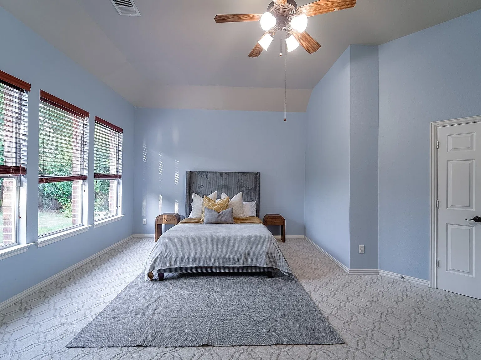 4 bed, 3.5 bath, 3749 sqft, $3,700 — Photo 3