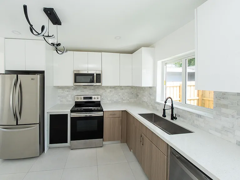 2160 SW 16th Ct — Photo 11