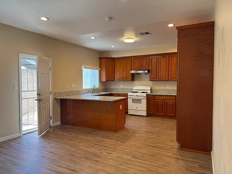 2670 N Humbert Ave — Photo 5