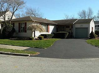 72 Betsey Williams Dr, Cranston, RI 02905