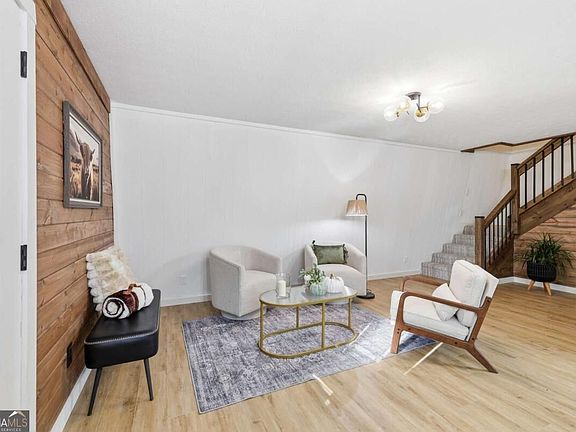 5th image of 375 Wilbanks St