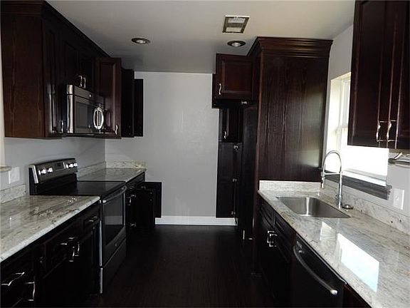 4th image of 621 Camellia Ave