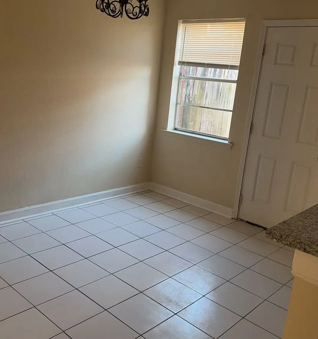 2 bed, 1.5 bath, 1000 sqft, $1,350 — Photo 2