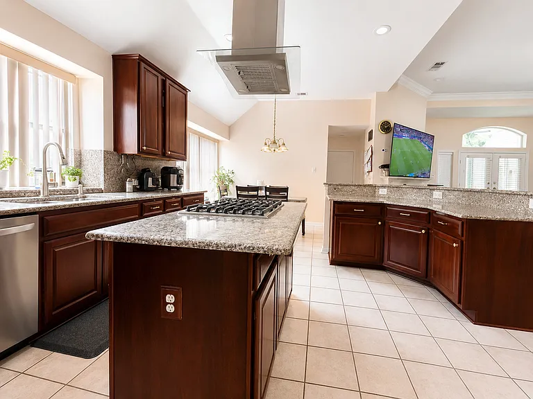 1405 Meadow Dr — Photo 8