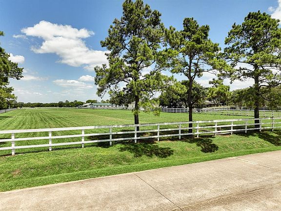 4th image of 304 W Viejo Drive