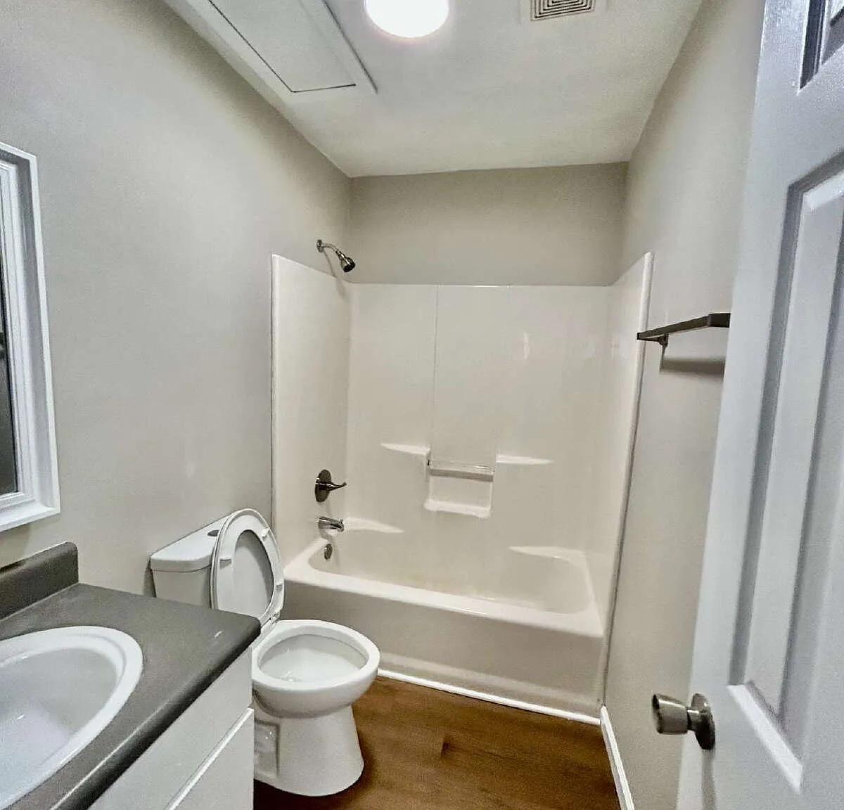 2 bed, 1.0 bath, 900 sqft, $925 — Photo 2