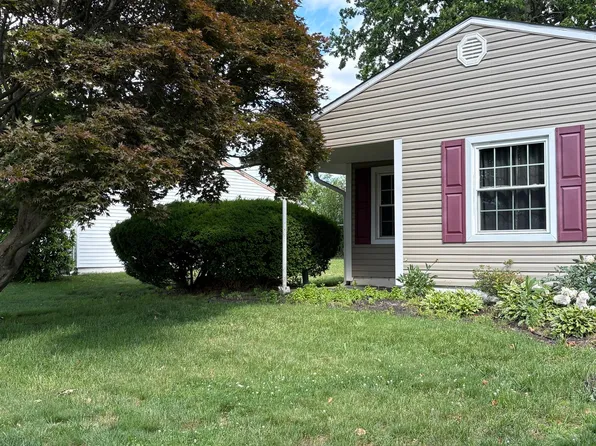 26 Copper Beech Ln, Levittown, PA 19055