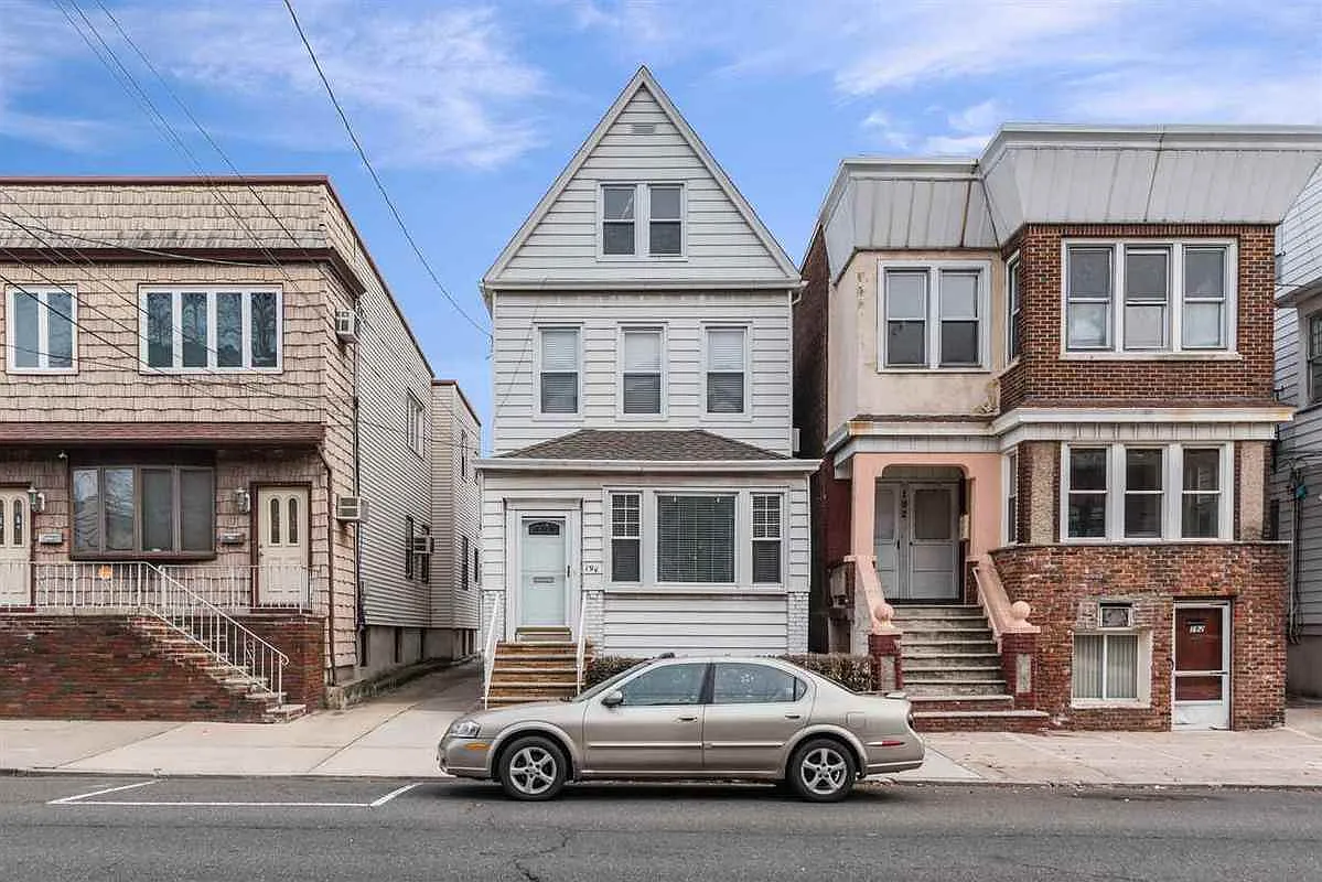 194 Avenue B photo 1