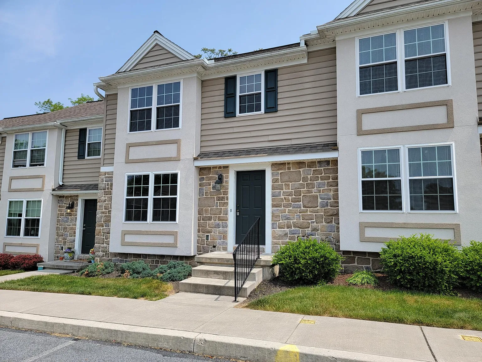 2 bed, 2.5 bath, 1294 sqft, $1,695 — Photo 1