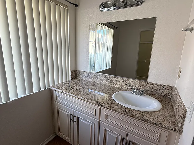 1046 Thompson Ave #5 — Photo 9